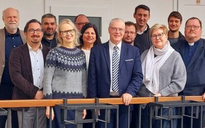 Auf der Suche nach Zielgruppe und Modell: Estnische und rumänische Vikare tauschen sich aus / In Search of a Target Group and Model: Estonian and Romanian Ordinands Exchange Ideas (DE, EN)