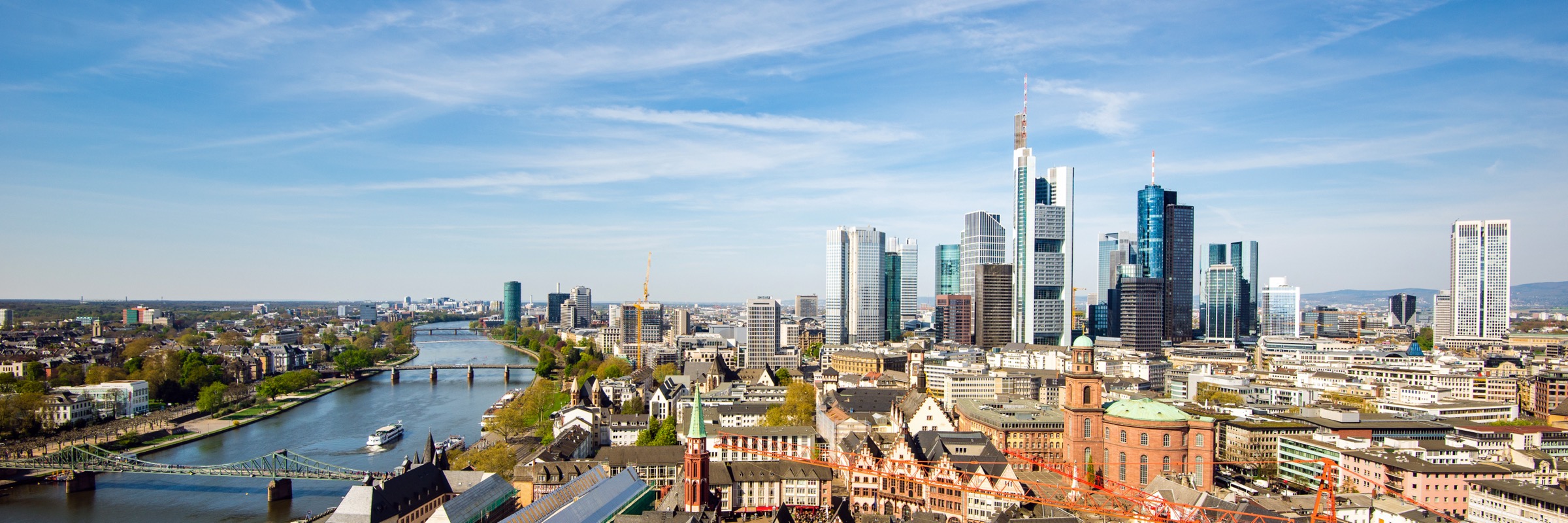 Frankfurt am Main · GEKE Konsultation 2026 Blick über den Main und die Frankfurter Altstadt auf die Skyline